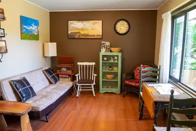 Image de Rustic Suite With 100 Year old Forest in Backyard