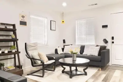 Image de Modern & Private Tulare Getaway Near the Outlets!
