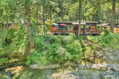 Image de Every Season Couples Retreat! River Front Cabin with Hot tub and outdoor Shower