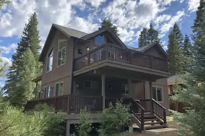 Image de Luxury home w/hot tub on regional park, walk to the lake/beach, 10 mins to ski