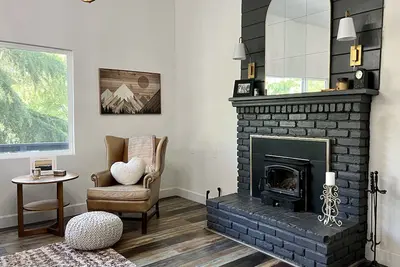 Image de Remodeled mountain cottage. Super close to Lake Gregory and hiking trails