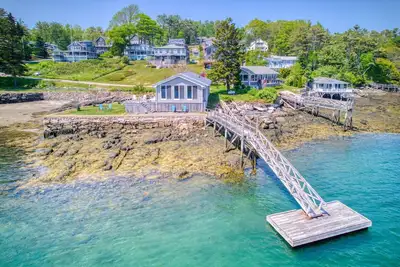Image de Oceanfront with private dock and float. Three bedroom, two bathroom cottage on Linekin Bay