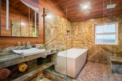 Image de Two bedroom luxury Victorian, steps to the beach