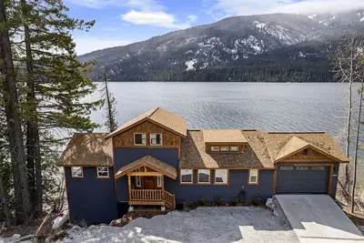 Image de Gorgeous Lake house with private dock and Hot tub!