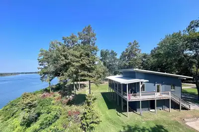Image de Pet friendly lakefront home with boat ramp~ The Overlook at Bachelor Bend