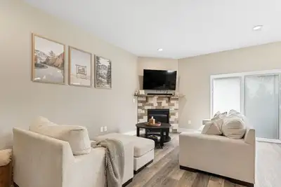 Image de 5 Star Family Getaway - Hot Tub + King Suite
