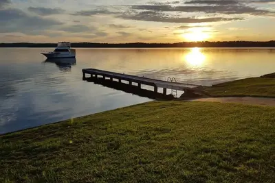 Image de \"Sunshine On The Water\" Absolute Waterfront & Jetty. Paradise at your doorstep.