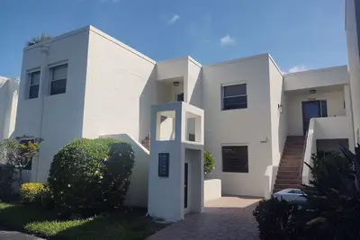 Image de Beautifully updated upstairs 3bed/2bath condo in The Meadows!