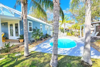 Image de Surfside Oasis ~Tropical Pool! Walk to the Beach! Beautiful Setting. Bikes Included!