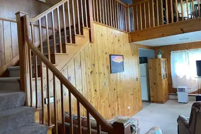 Image de Cozy 1800’s carriage house with knotty pine, exposed beams, and loft area