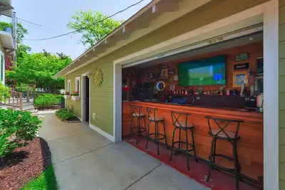 Image de Jakers Beach House- personal bar, steps to beach