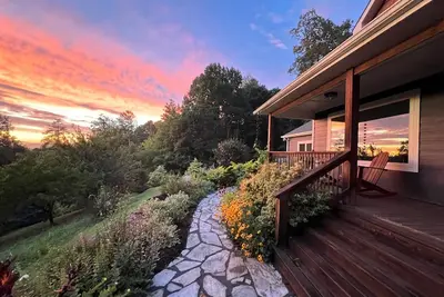 Image de Mountain Over Main Street | 5 Min. to Downtown Weaverville, Fire Pit & Views!