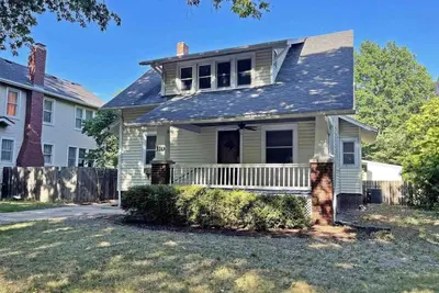 Image de Cozy basement apartment-No shared spaces-private entrance-Parking spot by garage