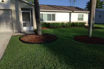 Image de Attractive Home in quiet neighborhood, fifteen minutes from the beach
