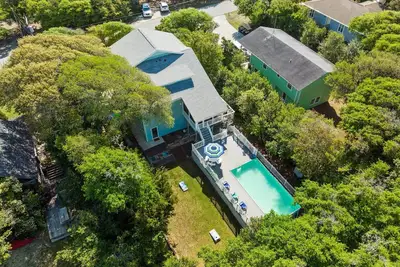 Image de 5+4 Heated Pool Home, Steps from Beach, Bonus Ground Floor Apartment