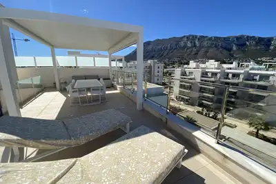 Image de Penthouse avec grande terrasse, Wifi, A/C, garage, piscine, salle de sport. A distance de marche de la plage et du centre.