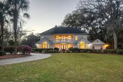 Image de Charming and Beautiful Marsh Front Home!
