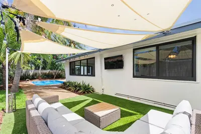 Image de Tropical Beach House!