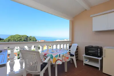 Appartement de deux chambres avec la terrasse et la vue sur le mer Duce, Omis (A-20858-a)