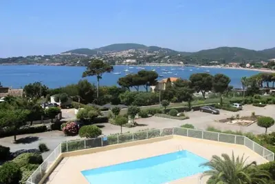 Image de studio, vue mer, piscine, 3 personnes, parking.