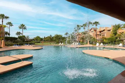 Image de Appartement 'Luxury 3 Bed Sea Views with Pool' avec vue sur la mer, Wi-Fi et climatisation