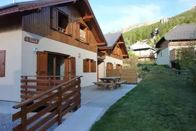 Image de Chalet 'Garrigue Au Pied Des Pistes' avec vue sur la montagne, piscine partagée et Wi-Fi