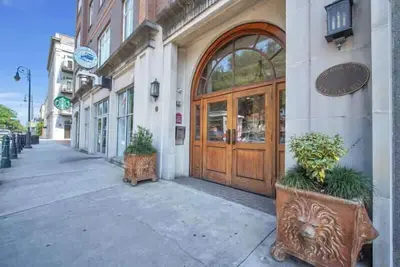 Image de Bay Street Bliss: Downtown Sav