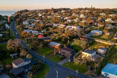 Moa Cottage - in Oneroa Village - Welcome to Moa Cottage, your tranquil holiday retreat. This affordable home features 3 cozy bedrooms, amenities, and sleeps 6 guests. With close proximity to beaches and Oneroa village, it's the perfect destination f