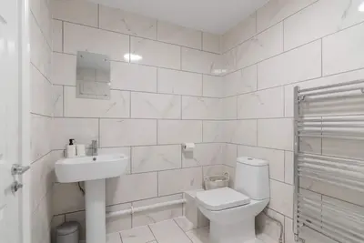 Image de Contractor Haven | Stylish 2 Bed Apartment | Sleeps 5 | Free Off Road Parking