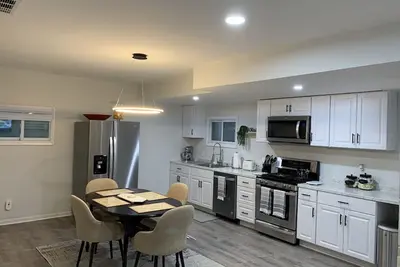 Image de Modern beach apartment 1. 0 mile to the beach. . .