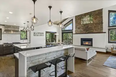 Image de Peaceful Home on the Mountain - Amazing Deck with Views - Steam Shower