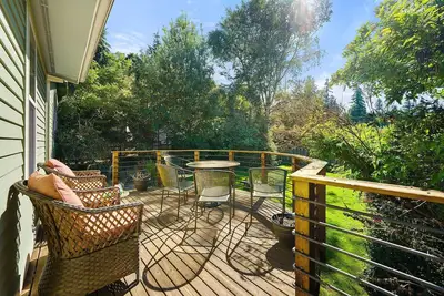 Image de Celebrate the holidays at Geneva Retreat: Bungalow w/ Trails, Near Lake Whatcom