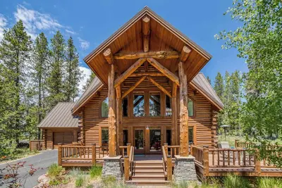Image de Discover the Tranquil Retreat of Cypress Cabin, Hot Tub and Sharc passes!