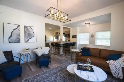 Image de Huge Main Bedroom with En-suite Close proximity to Rose Hulman