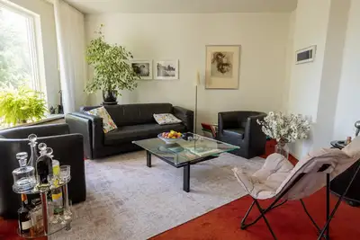 Image de Ruim Appartement met Garage en Uitzicht Over de Haagse Beek en Plantsoenen