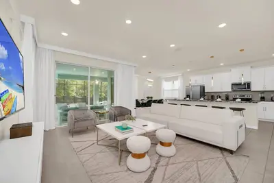 Image de Awesome 6 Bed Pool Home with Game Room-8925cbd