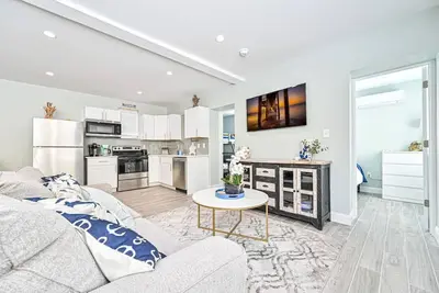 Image de 318 E Youngs Ave Unit 1 Seaside Serenity: Salty Shore Retreat