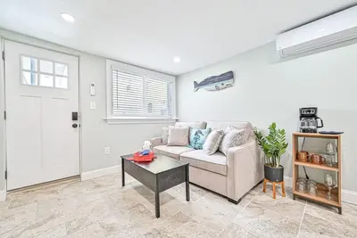 Image de 318 E Youngs Ave Unit 4 · Charming Salty Shore Retreat: Your Perfect Getaway