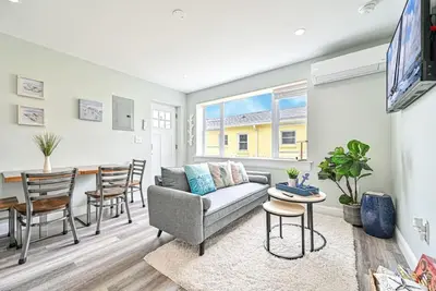 Image de 318 E Youngs Ave Unit 7 Salty Shore Retreat: Coastal Charm & Tranquility
