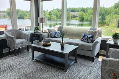 Image de New condo on large swimming pond with double kayak