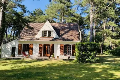 Image de Maison familiale avec jardin de 1800m2 Ă 15 min Ă pied de la plage