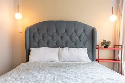 Image de Uptown Bliss: Chic 1br Condo