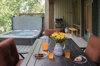 Image de Creekside Oasis, Private Hot Tub, Walk & Shop, 3 blocks to Mainstreet