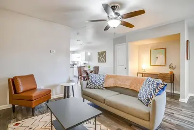 Image de Beautiful 2 Br for Month Stay*Walk to Uta and Food