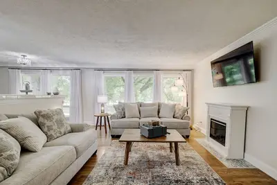Image de Spacious home with basement. City park steps away. Cleaning fee included.
