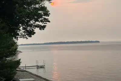 Image de On Lake Champlain at the foot of the Adirondacks. Lake access, mountain views