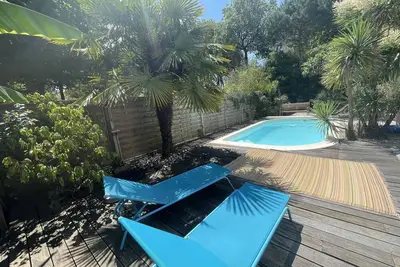 Image de Villa balnéaire avec piscine ; plage et commerces à pied.