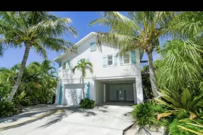 Image de Bean Point North End Private Home. Large Heated Pool. Steps to beach.