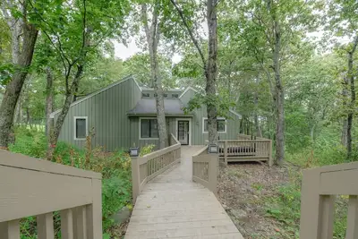 Image de Open floor plan close to skiing, hiking, and dining.