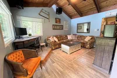 Image de Cozy cabin w/ Trailer, Sleeps 6 - 10 guests, Walking Distance to Beach, Hot Tub!